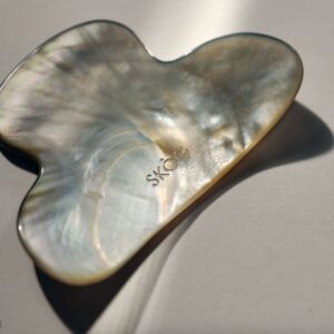 Sculpture Gua Sha, silver/timber