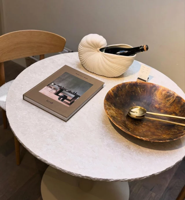 Neues von @fermliving 🤎

Seit Kurzem findet ihr hinten bei uns den wunderschönen Mineral Dining Table mit zwei Stühlen von ferm Living. Bewundern und auch gerne Platz nehmen.

Viele Produkte der dänischen Firma haben wir im Store, die Möbel gibt es auf Bestellung bei uns. Einfach nachfragen und wir gehen gerne die Optionen mit euch durch.

Neu ist auch die wunderschöne große Bowl sowie Badaccessoires aus der Serie „Mist“ und Polsterbezüge aus Leinen, perfekt für die Terrasse.