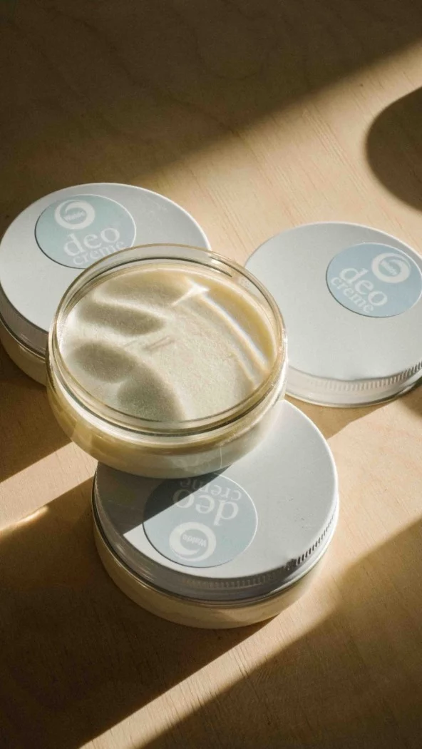 Die Deo Cremes von @waldeseifen gibt’s ja schon lange bei uns! Jetzt gibts was Neues: und zwar das Deo OHNE DUFT!

Das ist doch mal der ultimative Beweis, dass diese Deo Cremes den Geruch nicht einfach „übertünchen“, sondern neutralisieren. 
Walde Deo Cremes verhindern auch nicht das Schwitzen, sondern verhindern eben den unangenehmen Geruch. 
Eine Fingerspitze für einen ganzen Tag Frische. Frei von Aluminiumsalzen, Konservierungsmitteln und Alkohol - das neue Deo auch ohne jeglichen Duftstoffe!